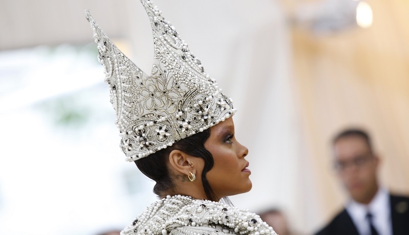 Rihanna w „papieskiej mitrze”, wyuzdane towarzystwo, watykańskie szaty. Tak się bawi Hollywood!