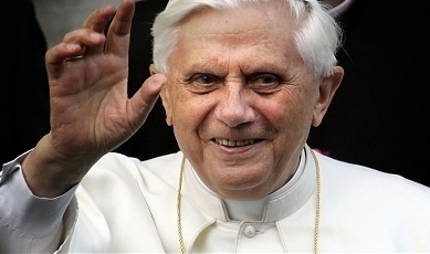 „Ogromna presja” przyczyną abdykacji Benedykta XVI? Włoski arcybiskup wyjaśnia tajemniczą sprawę