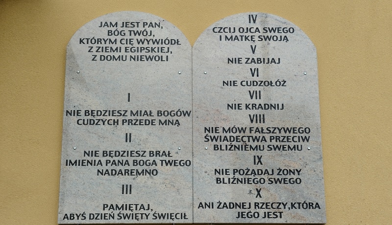 Dekalog na murach szkół. Piękna inicjatywa władz gminy Tuszów Narodowy