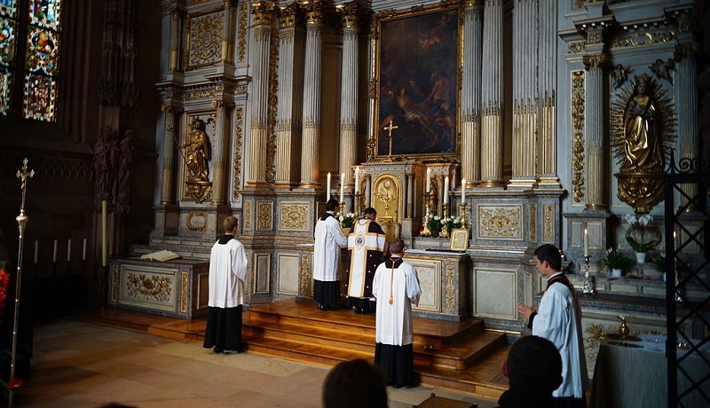 Francja: coraz więcej nowo wyświęcanych kapłanów wywodzi się ze środowisk Tradycji Katolickiej