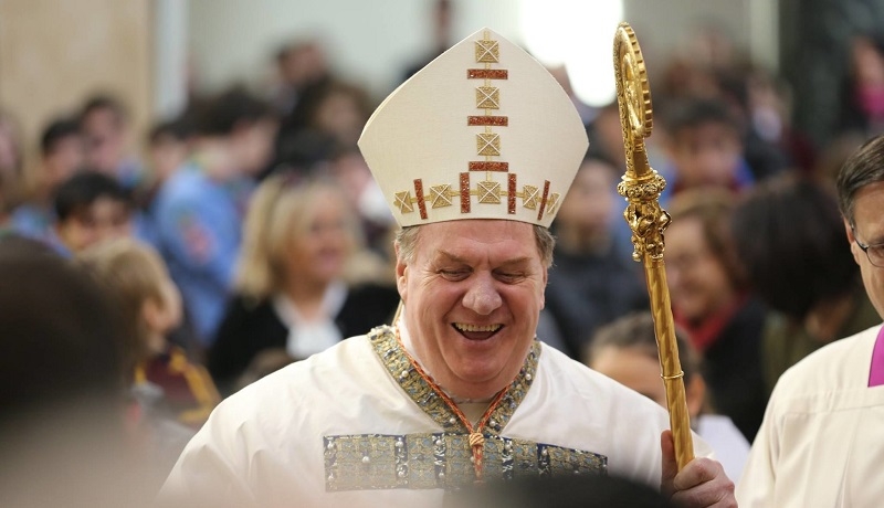 USA: znany aktor mieszkał na parafii z arcybiskupem. Wierni zbulwersowani