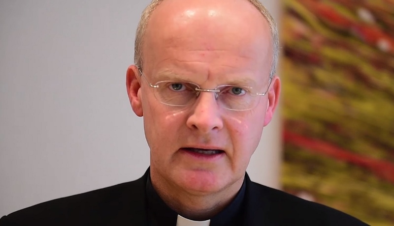 Niemiecki biskup zapowiada zmiany w Kościele: negatywna ocena homoseksualizmu wymaga korekty